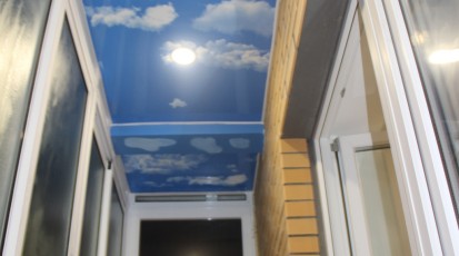 Современный натяжной потолок на балконе создаст уютную атмосферу